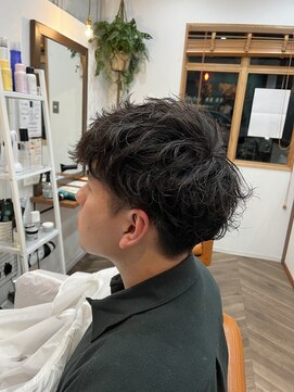 トライフ バイ アカラ(Trife by AKARA) メンズ波巻きパーマ