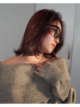 ビュートリアム 七里ヶ浜(BEAUTRIUM) 顔まわりカットとレッドカラーのロブスタイル