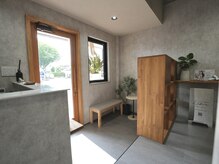 リーブル(LIBRE)の雰囲気（お連れ様とご一緒にお越しになっても座れる広々な待合スペース）
