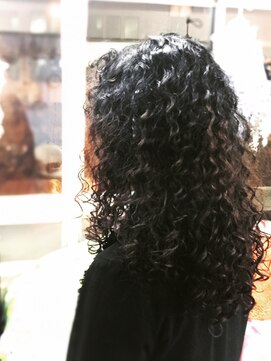 バグ 恵比寿(Bug) ロングのスパイラルパーマスタイル