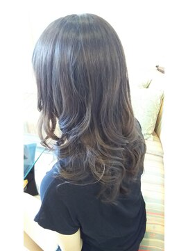 サエラクワトロ コテ巻きスタイル