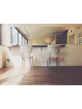 《平日20時まで営業》街の中心にありながら、ゆっくり落ち着いた時間を過ごせる小さな美容室です。