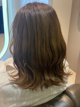 グランデ(grande) ブリーチなし/ブルーアッシュ/外ハネミディ/ミディアム