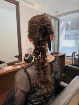 アヴェイル ヒロオ(a'vail Hiroo) 揺れて可愛いツインポニー編みおろしヘアアレンジ
