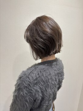 ラッド(Rad) ミニボブ 柔らかベージュカラー.