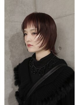 ハッシュカットと赤茶色のカラー