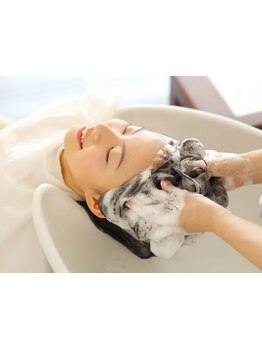 【お試しSPA￥4600→￥3500】オリジナルマッサ-ジで健康な頭皮と艶髪へと導く♪【新宿】