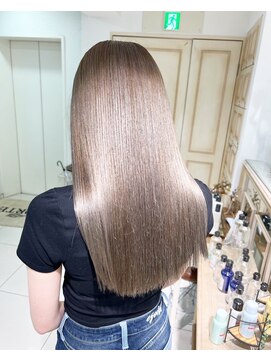 ロッタクッチ 表参道 青山(LOTTA CUCCI) 髪質改善艶髪シルバーロング