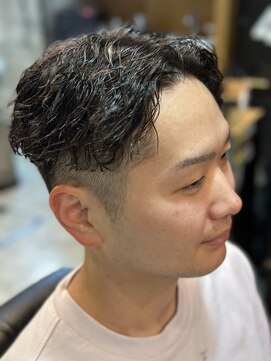 フランクスバーバー アンド ビアークラブ(FRANK'S BARBER and BEER CLUB) ツイストパーマツイストスパイラルパーマツーブロック刈り上げ