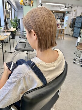 ヒビヲ(HIBIO) ショートボブ切りっぱなしボブタッセルボブベージュカラー横浜