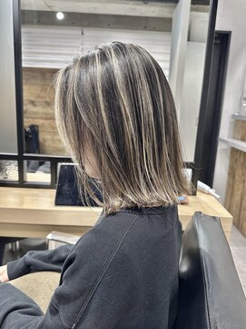 フォーク(FOLK) 白髪ぼかしハイライト/切りっぱなしボブ/ミルクティーベージュ