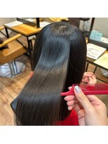 シキオリ(SHIKIORI)&nbsp;光がきれいに反射するほどのツヤ感で、後ろ姿まで美しく