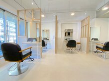 シャルマン 六町(CHARMANT)の雰囲気（仕切りのあるセット面で、心地よい距離感を◎）