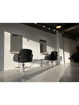 日の光が差し込む明るく開放的なプライベート空間で、周りを気にせず特別なサロンタイムをお過ごし下さい＊