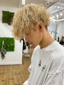 ユイマァルスロウ(YUIMARL SLOW) ブロンド×ツイストスパイラルパーマ