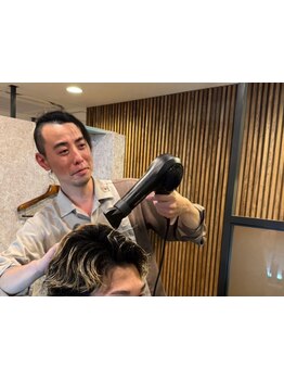 お手頃価格なのにマンツーマンの丁寧な施術が魅力◎カッコいい大人男性の髪型は男性専用サロンで手に入る！