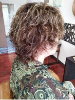 エヴァン(Evan)&nbsp;伸ばし中ヘアにサーフパーマでしっかりと立体感