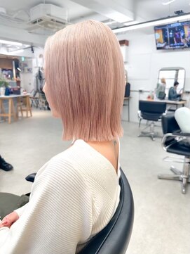 ヒビヲ 天神警固(HIBIO) ショートボブ切りっぱなしボブタッセルボブブリーチダブルカラー