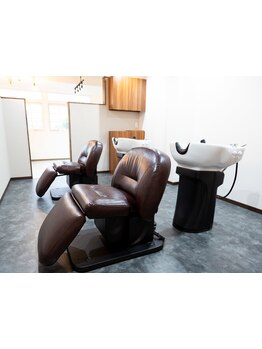 日々の疲れやストレスで凝り固まった頭皮をほぐし、血行促進させることで、健康な髪へと導きます。