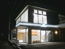 ユーラボラトリー(U LABORATORY)の雰囲気（【外観】夜はネオン管が照らしています）