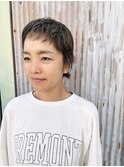 スタイリングが楽しくなる・グレーベージュのベリーショート
