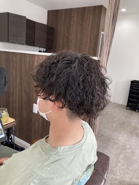 ミミックヘアー(MiMic hair) 波巻きパーマ、ツーブロスタイル