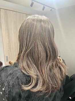 シュシュ(shu shu)の写真/【曳馬駅徒歩3分/完全個室】人気の《白髪ぼかし/ハイライト》で、隠す白髪染めから魅せる大人ヘアへ