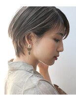 トルネード(TORNADO)&nbsp;外国人風パーマハイライト ショートボブ  グレージュ 耳掛け