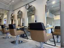 グルック ヘアリラクゼーション 玉出店(Gluck Hair Relaxation)の雰囲気（白を基調とした落ち着きのある雰囲気でリラックスできる空間です）