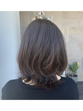 メゾン アヴァロ(Maison Avallo) #くびれロブ #グレージュ