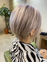 アクトワン(Act.1)&nbsp;ホワイトベージュ×ショートボブ