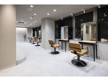 ククー ヘアーアンドメイクアップ(COU COU)の雰囲気（8階フロア。こちらも広々としてゆったり過ごせる空間です。）
