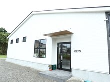 シエスタ(SIESTA)の雰囲気（スタイリッシュでシンプルな見た目です【駐車場完備】）
