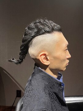 ビーダンディー(Bee dandy) ドラゴンマンバン ツイスパ スキンフェード 三つ編みモヒカン