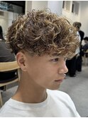 スペインカールフェードハイライトパーマメンズスパイラルパーマ