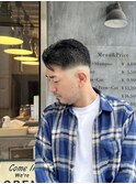 外国人風！刈り上げが際立つシャープなハイフェードスタイル