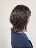 外ハネレイヤーミディアムで叶える小顔くびれヘア