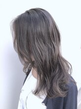 スリー(THREE) おしゃれグレージュのくびれセミディ♪
