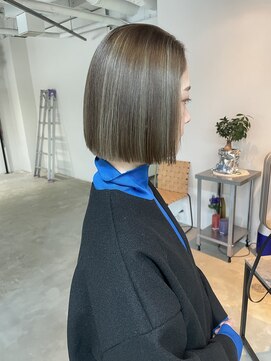 イキ(ikiii) 【Hiro】切りっぱなしボブ/ハイライト/透明感カラー