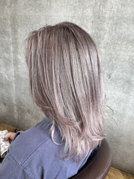 イナップ(inup) 柔らかグレージュ×大人レイヤーミディ