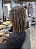 白髪ぼかしハイライトカラー_切りっぱなしボブ_ケアブリーチ