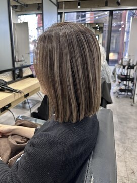 フォーク(FOLK) 白髪ぼかしハイライトカラー_切りっぱなしボブ_ケアブリーチ