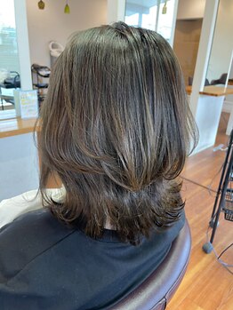 伸ばしかけの髪も、髪質やクセを見極めて、あなたに似合うスタイルをご提案。きれいにまとまるスタイルに。