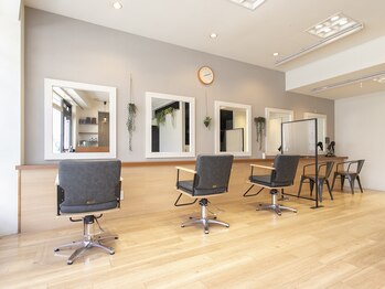 カラークローゼット(COLOR CLOSET.)の写真/プチプラサロンとは思えない上質な雰囲気…☆カラーの待ち時間はカフェの様な空間でお過ごし頂けます♪