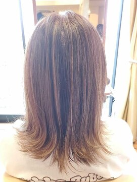 バグスドゥア(Bagus dua) 外ハネセミロング×ミルクベージュ【大日/バグスドゥア】