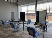 シエンブルー(CIEN blue)の雰囲気（デニムブルーの椅子がカッコよくてオシャレなセット面です！）