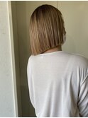 切りっぱなしの金髪ボブ