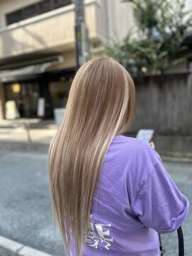 ジウ 上通り(JIU) 20代30代小顔ゆるふわロングミルクティベージュ