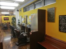 イエローズ ヘアーカットスタジオ(YELLOWS hair cut studio)の雰囲気（時にはお客様との交流フォトギャラリーも出現する楽しい店内☆）