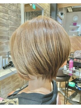 クロワ(croix) イルミナカラー×前下がりショートボブ×カーキグレージュ